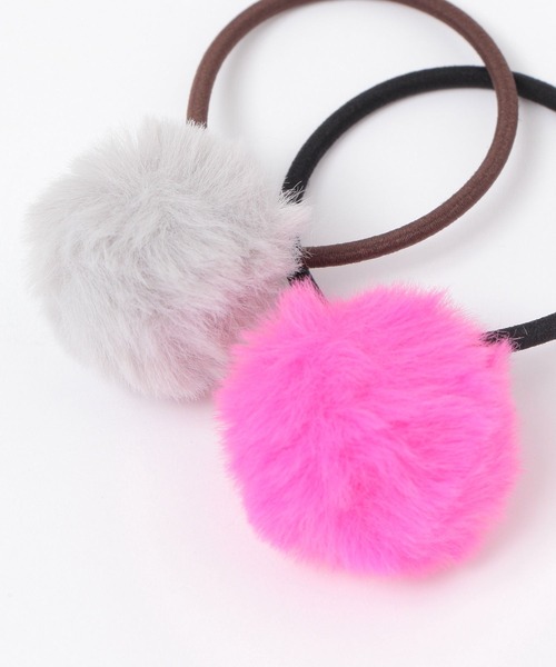 studio CLIP（スタディオクリップ）の「フェイクファーポンポン 2SET（ヘアゴム・レディース・イエロー/ピンク・FREE）」の3枚目の写真