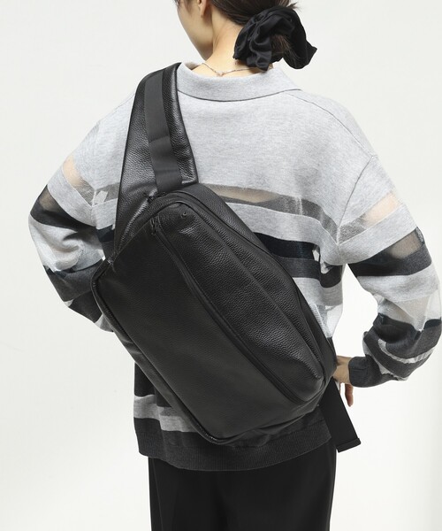 Firsthand(ファーストハンド)の「Firsthand/ファーストハンド Lether Big Body Bag / ビッグボディバッグ / ワンショルダーバッグ / 撥水レザー(ボディバッグ/ウエストポーチ・メンズ・ブラック・ONE SIZE)」の17枚目の写真