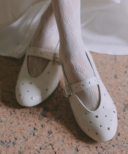 KOBE LETTUCE(コウベレタス)の「リベットメリージェーン(パンプス・レディース・オフホワイト/ブラック・L/M/S)」の2枚目の写真