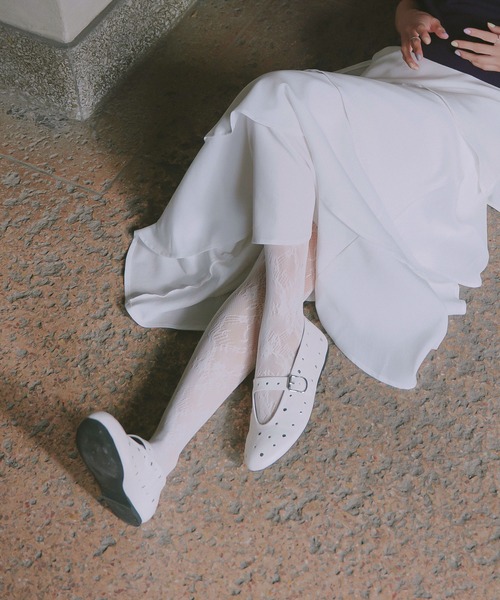 KOBE LETTUCE(コウベレタス)の「リベットメリージェーン(パンプス・レディース・オフホワイト/ブラック・L/M/S)」の3枚目の写真