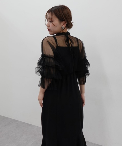 Jolie et Jolie（ジョリーエジョリー）の「ボリュームチュールスリーブ＋キャミワンピースドレス（ドレス・レディース・グレイッシュベージュ/ブラック/ダークグリーン/ブルー・M/L）」の3枚目の写真