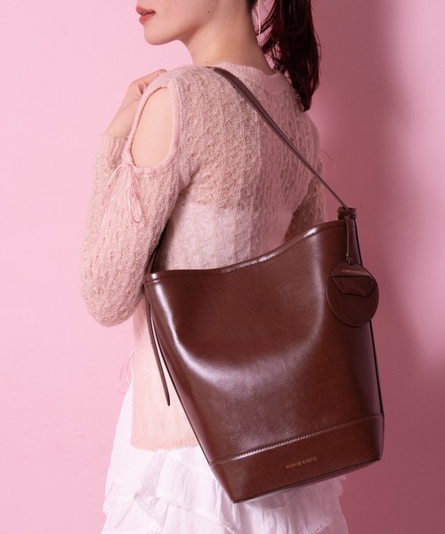 CHARLES & KEITH◆Enola エノラ イロンゲイティッドバケツバッグ セール】【A4】Enola エノラ イロンゲイティッドバケットバッグ