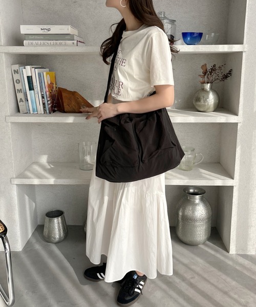 TREOVER(トレオーバー)の「ポケット付き ショルダーバッグ(ショルダーバッグ・レディース・アイボリー/ブラック/ブラウン/チャコールグレー・FREE)」の8枚目の写真