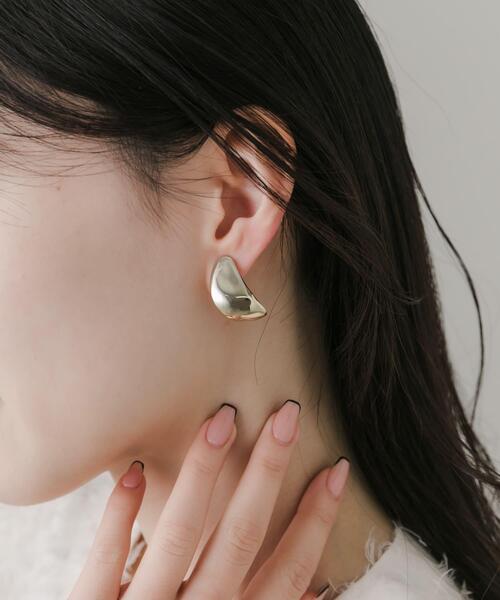 SMELLY（スメリー）の「メタルカーブイヤリング（イヤリング・レディース・ゴールド・-）」の2枚目の写真