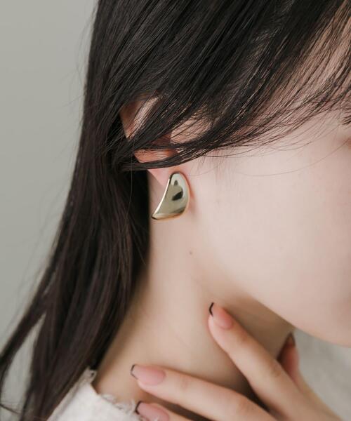 SMELLY（スメリー）の「メタルカーブイヤリング（イヤリング・レディース・ゴールド・-）」の4枚目の写真
