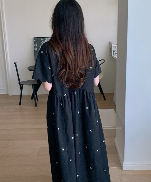 【Ameri】フルーツ刺繍黒Vネックワンピース セール】小花柄刺繍Vネックワンピース（ワンピース）｜Gs