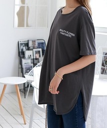 抜け感たっぷりの夏服白Tシャツ。ロゴトップスとして映える、オーバーサイズシルエットが魅力のデザインTシャツ