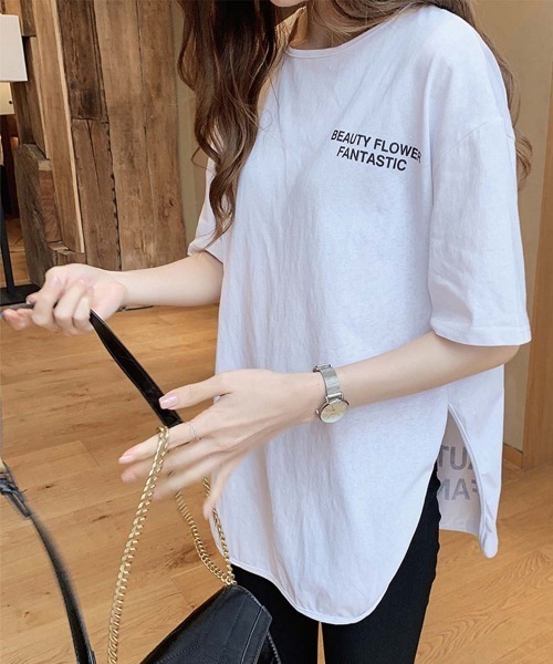 maison de LATIR(メゾンドラティール)の「抜け感たっぷりの夏服白Tシャツ。ロゴトップスとして映える、オーバーサイズシルエットが魅力のデザインTシャツ(Tシャツ/カットソー・レディース・ブラック/グレー/ホワイト・L/XL/M/2XL)」の2枚目の写真