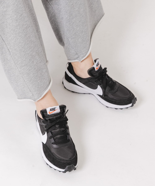 NIKE（ナイキ）の「NIKE　ウィメンズワッフルデビュー（スニーカー・レディース・ブラック・23.5/23/24）」の2枚目の写真