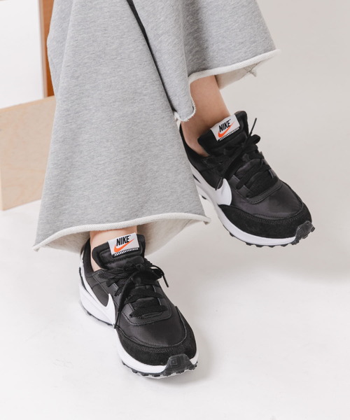 NIKE（ナイキ）の「NIKE　ウィメンズワッフルデビュー（スニーカー・レディース・ブラック・23.5/23/24）」の3枚目の写真