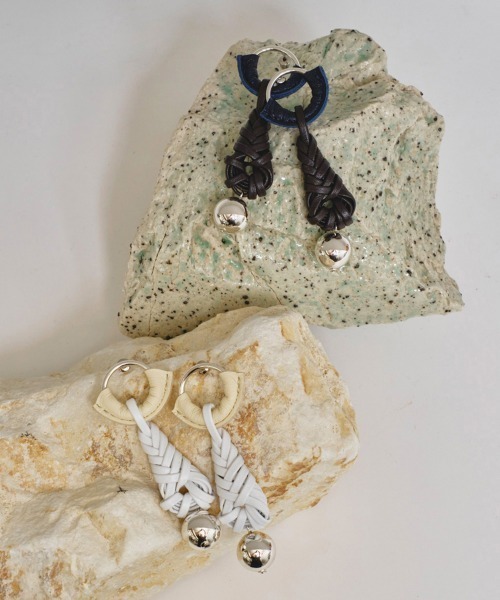 TODAYFUL（トゥデイフル）の「Leather Braid Pierce（ピアス（両耳用）・レディース・ホワイト/ダークブラウン・FREE）」の3枚目の写真