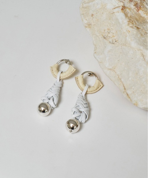 TODAYFUL（トゥデイフル）の「Leather Braid Pierce（ピアス（両耳用）・レディース・ホワイト/ダークブラウン・FREE）」の6枚目の写真