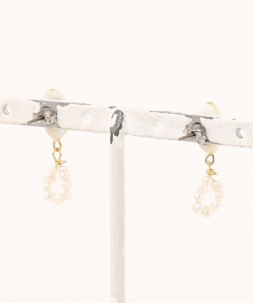 CERCA（チェルカ）の「september/clover シェル ＋淡水パールpierce（ピアス（両耳用）・レディース・ホワイト・FREE）」の2枚目の写真