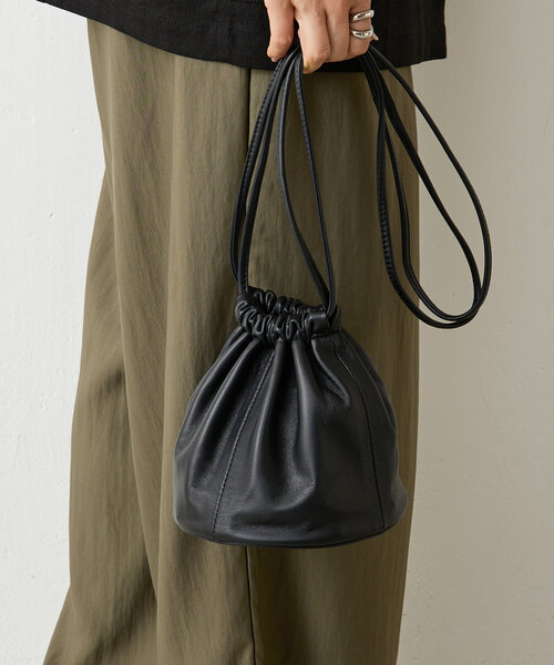 BEARDSLEY(ビアズリー)の「《MODERN WEAVING》レザードラム巾着(トートバッグ・レディース・ブラック/ブルー・FREE)」の1枚目の写真