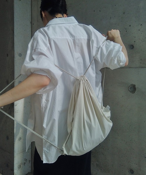forksy.(フォルクシー)の「【 RIKA × forksy. 】リップストップナイロン ナップサック(バックパック/リュック・レディース・ベージュ/ネイビー/チャコールグレー・FREE)」の3枚目の写真