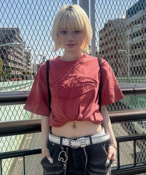A'gem(エージェム)の「A'GEM/9 × .kom 『A'gem/エージェム』加工アップリケ半袖Tシャツ(Tシャツ/カットソー・メンズ・チャコールグレー/グレー系その他/レッド・M/L)」の1枚目の写真
