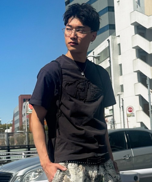 A'gem(エージェム)の「A'GEM/9 × .kom 『A'gem/エージェム』加工アップリケ半袖Tシャツ(Tシャツ/カットソー・メンズ・チャコールグレー/グレー系その他/レッド・M/L)」の2枚目の写真