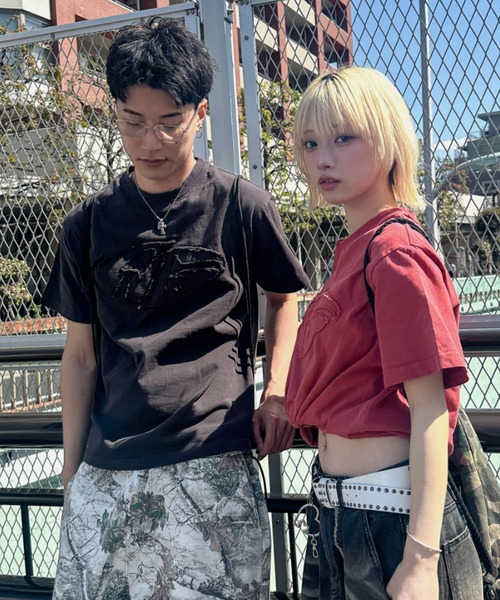 A'gem(エージェム)の「A'GEM/9 × .kom 『A'gem/エージェム』加工アップリケ半袖Tシャツ(Tシャツ/カットソー・メンズ・チャコールグレー/グレー系その他/レッド・M/L)」の19枚目の写真