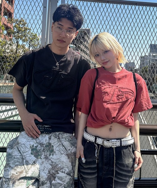 A'gem(エージェム)の「A'GEM/9 × .kom 『A'gem/エージェム』加工アップリケ半袖Tシャツ(Tシャツ/カットソー・メンズ・チャコールグレー/グレー系その他/レッド・M/L)」の20枚目の写真