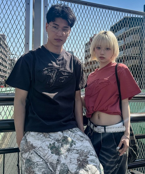A'gem(エージェム)の「A'GEM/9 × .kom 『A'gem/エージェム』加工アップリケ半袖Tシャツ(Tシャツ/カットソー・メンズ・チャコールグレー/グレー系その他/レッド・M/L)」の21枚目の写真