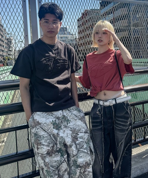 A'gem(エージェム)の「A'GEM/9 × .kom 『A'gem/エージェム』加工アップリケ半袖Tシャツ(Tシャツ/カットソー・メンズ・チャコールグレー/グレー系その他/レッド・M/L)」の22枚目の写真