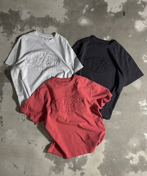 A'gem(エージェム)の「A'GEM/9 × .kom 『A'gem/エージェム』加工アップリケ半袖Tシャツ(Tシャツ/カットソー・メンズ・チャコールグレー/グレー系その他/レッド・M/L)」の4枚目の写真