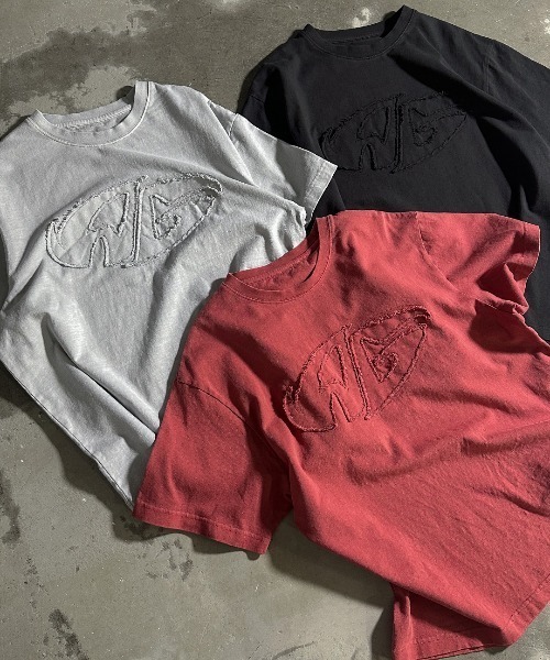 A'gem(エージェム)の「A'GEM/9 × .kom 『A'gem/エージェム』加工アップリケ半袖Tシャツ(Tシャツ/カットソー・メンズ・チャコールグレー/グレー系その他/レッド・M/L)」の5枚目の写真