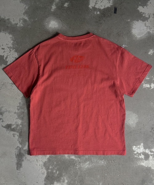 A'gem(エージェム)の「A'GEM/9 × .kom 『A'gem/エージェム』加工アップリケ半袖Tシャツ(Tシャツ/カットソー・メンズ・チャコールグレー/グレー系その他/レッド・M/L)」の16枚目の写真
