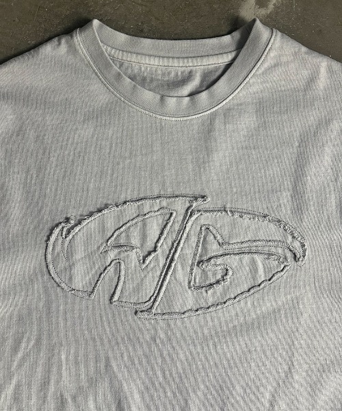 A'gem(エージェム)の「A'GEM/9 × .kom 『A'gem/エージェム』加工アップリケ半袖Tシャツ(Tシャツ/カットソー・メンズ・チャコールグレー/グレー系その他/レッド・M/L)」の9枚目の写真