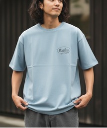 BANKS（バンクス）の「DESIGN TEE /BANKS JOURNAL(バンクスジャーナル)ワンポイントブランドロゴプリント半袖デザインT-シャツ（Tシャツ/カットソー）」