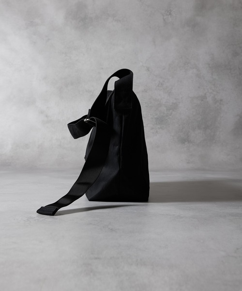 NUMBER (N)INE（ナンバーナイン）の「CANVAS 2WAY HANDLE FLAP SHOULDER BAG / LARGE / コットン キャンバス 2way ハンドル フラップ ショルダーバッグ ラージサイズ（ショルダーバッグ・メンズ・ブラック/アイボリー・FREE）」の7枚目の写真