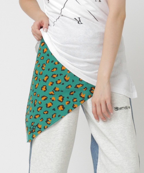 RNA（アールエヌエー）の「E5148 レオパードＢＩＧバンダナ（バンダナ/スカーフ・レディース・ベージュ/グリーン/パープル・FREE）」の3枚目の写真