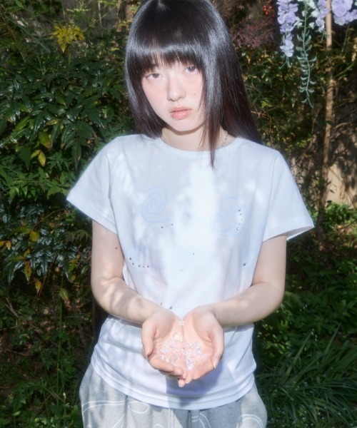 FANCY CLUB(ファンシークラブ)の「A'GEM/9 × .kom 『FANCY CLUB/ファンシークラブ』 Gliter Mazy Logo Tee/グリッター Mazy ロゴ TEE(Tシャツ/カットソー・レディース・ホワイト/ブラック・FREE)」の2枚目の写真