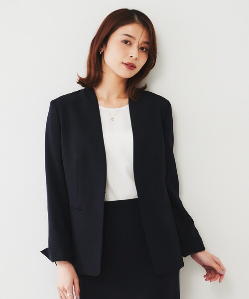 UNTITLED（アンタイトル）の「【通勤スーツ】ライトウェイト カラーレスジャケット（ノーカラージャケット・レディース・ネイビー/チャコールグレー/サンドベージュ/ブラック・50/42/44/46/48/00/01/02/03/04）」の4枚目の写真