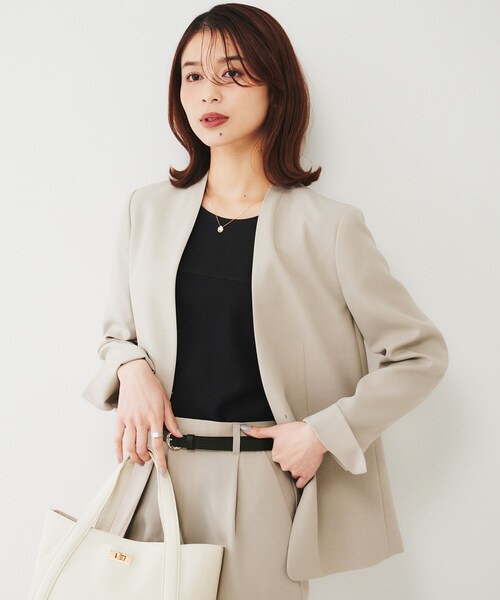 UNTITLED（アンタイトル）の「【通勤スーツ】ライトウェイト カラーレスジャケット（ノーカラージャケット・レディース・ネイビー/チャコールグレー/サンドベージュ/ブラック・50/42/44/46/48/00/01/02/03/04）」の3枚目の写真