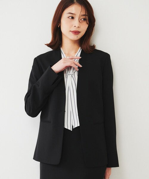 UNTITLED（アンタイトル）の「【通勤スーツ】ライトウェイト カラーレスジャケット（ノーカラージャケット・レディース・ネイビー/チャコールグレー/サンドベージュ/ブラック・50/42/44/46/48/00/01/02/03/04）」の2枚目の写真