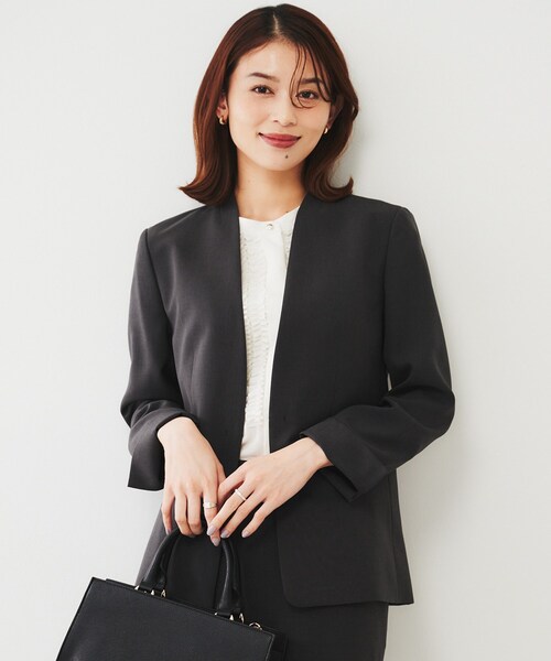 UNTITLED（アンタイトル）の「【通勤スーツ】ライトウェイト カラーレスジャケット（ノーカラージャケット・レディース・ネイビー/チャコールグレー/サンドベージュ/ブラック・50/42/44/46/48/00/01/02/03/04）」の6枚目の写真