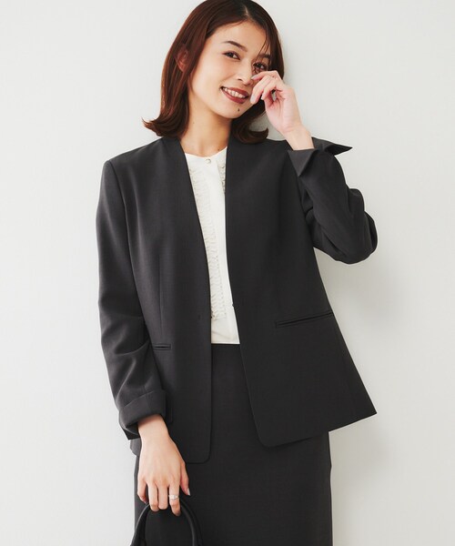 UNTITLED（アンタイトル）の「【通勤スーツ】ライトウェイト カラーレスジャケット（ノーカラージャケット・レディース・ネイビー/チャコールグレー/サンドベージュ/ブラック・50/42/44/46/48/00/01/02/03/04）」の7枚目の写真