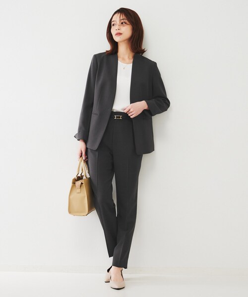 UNTITLED（アンタイトル）の「【通勤スーツ】ライトウェイト カラーレスジャケット（ノーカラージャケット・レディース・ネイビー/チャコールグレー/サンドベージュ/ブラック・50/42/44/46/48/00/01/02/03/04）」の8枚目の写真