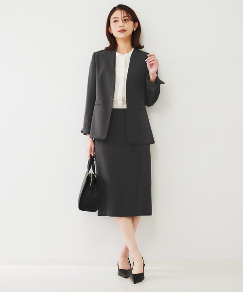 UNTITLED（アンタイトル）の「【通勤スーツ】ライトウェイト カラーレスジャケット（ノーカラージャケット・レディース・ネイビー/チャコールグレー/サンドベージュ/ブラック・50/42/44/46/48/00/01/02/03/04）」の9枚目の写真