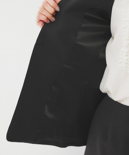 UNTITLED（アンタイトル）の「【通勤スーツ】ライトウェイト カラーレスジャケット（ノーカラージャケット・レディース・ネイビー/チャコールグレー/サンドベージュ/ブラック・50/42/44/46/48/00/01/02/03/04）」の10枚目の写真