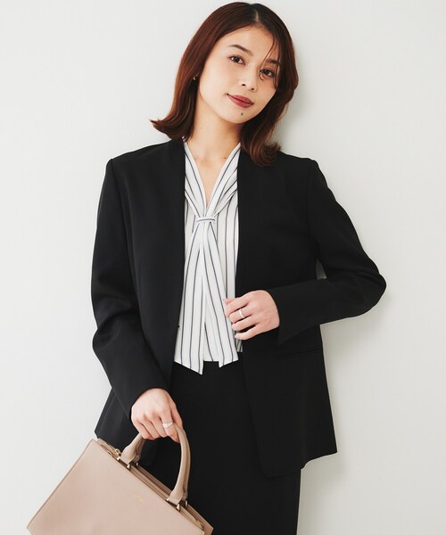 UNTITLED（アンタイトル）の「【通勤スーツ】ライトウェイト カラーレスジャケット（ノーカラージャケット・レディース・ネイビー/チャコールグレー/サンドベージュ/ブラック・50/42/44/46/48/00/01/02/03/04）」の12枚目の写真