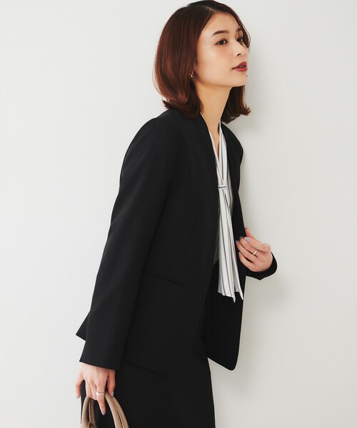 UNTITLED（アンタイトル）の「【通勤スーツ】ライトウェイト カラーレスジャケット（ノーカラージャケット・レディース・ネイビー/チャコールグレー/サンドベージュ/ブラック・50/42/44/46/48/00/01/02/03/04）」の13枚目の写真