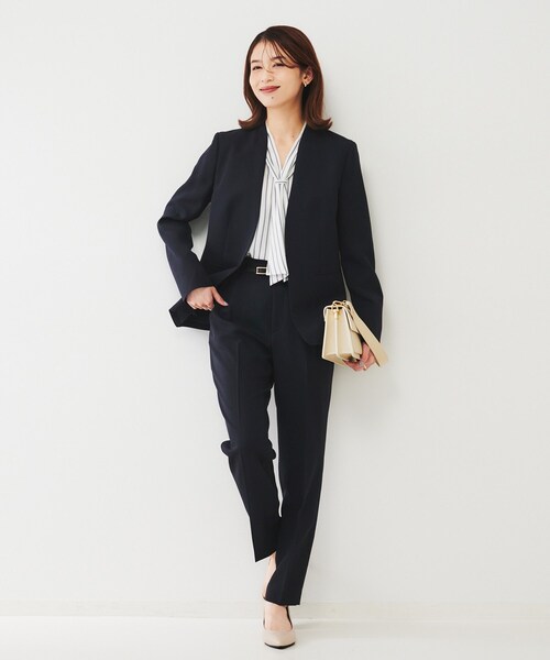 UNTITLED（アンタイトル）の「【通勤スーツ】ライトウェイト カラーレスジャケット（ノーカラージャケット・レディース・ネイビー/チャコールグレー/サンドベージュ/ブラック・50/42/44/46/48/00/01/02/03/04）」の14枚目の写真