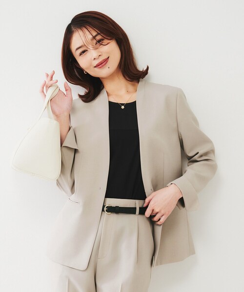 UNTITLED（アンタイトル）の「【通勤スーツ】ライトウェイト カラーレスジャケット（ノーカラージャケット・レディース・ネイビー/チャコールグレー/サンドベージュ/ブラック・50/42/44/46/48/00/01/02/03/04）」の18枚目の写真