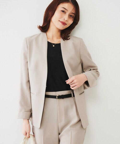 UNTITLED（アンタイトル）の「【通勤スーツ】ライトウェイト カラーレスジャケット（ノーカラージャケット・レディース・ネイビー/チャコールグレー/サンドベージュ/ブラック・50/42/44/46/48/00/01/02/03/04）」の19枚目の写真