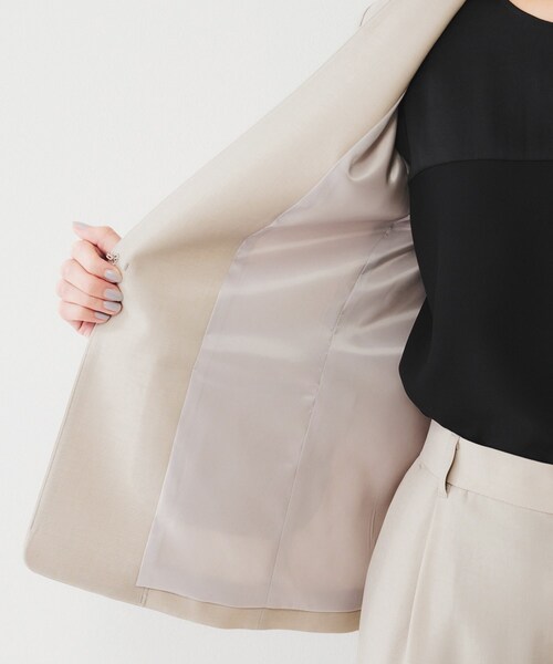 UNTITLED（アンタイトル）の「【通勤スーツ】ライトウェイト カラーレスジャケット（ノーカラージャケット・レディース・ネイビー/チャコールグレー/サンドベージュ/ブラック・50/42/44/46/48/00/01/02/03/04）」の22枚目の写真