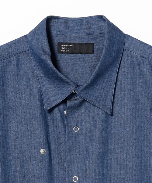 International Gallery BEAMS（インターナショナルギャラリービームス）の「デニム ランダムボタン レギュラーカラー シャツ（シャツ/ブラウス・メンズ・ブルー・SMALL/LARGE/MEDIUM）」の2枚目の写真