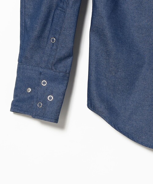 International Gallery BEAMS（インターナショナルギャラリービームス）の「デニム ランダムボタン レギュラーカラー シャツ（シャツ/ブラウス・メンズ・ブルー・SMALL/LARGE/MEDIUM）」の3枚目の写真