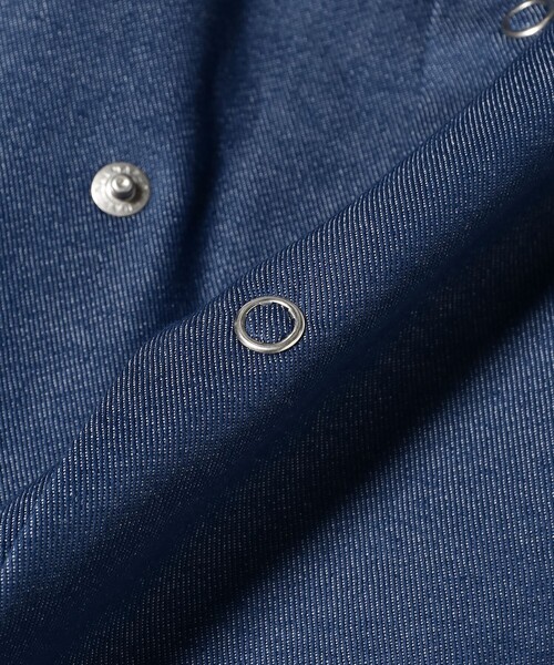 International Gallery BEAMS（インターナショナルギャラリービームス）の「デニム ランダムボタン レギュラーカラー シャツ（シャツ/ブラウス・メンズ・ブルー・SMALL/LARGE/MEDIUM）」の5枚目の写真